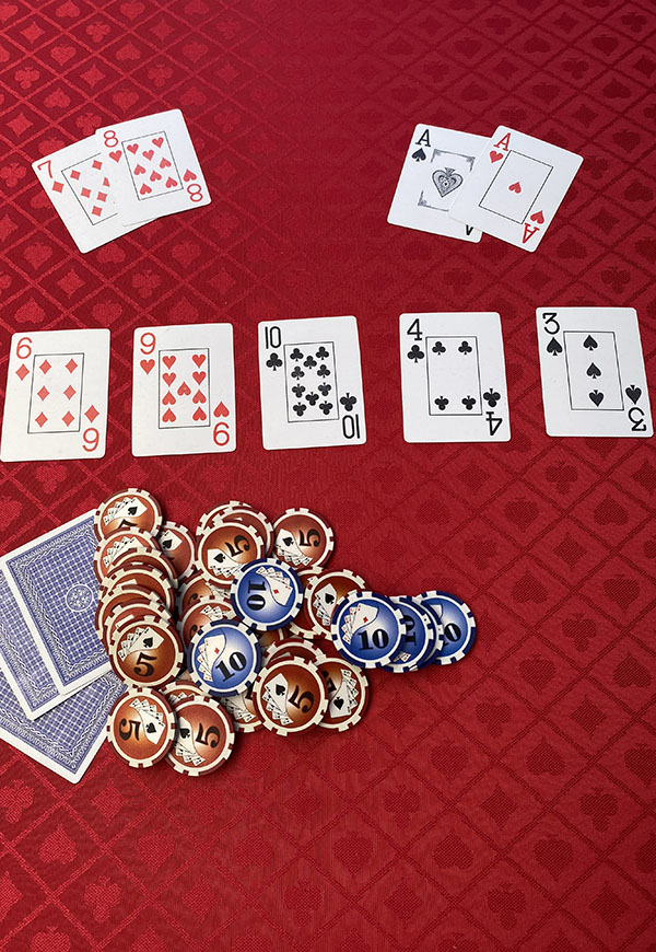 Poker pot showing straight hand